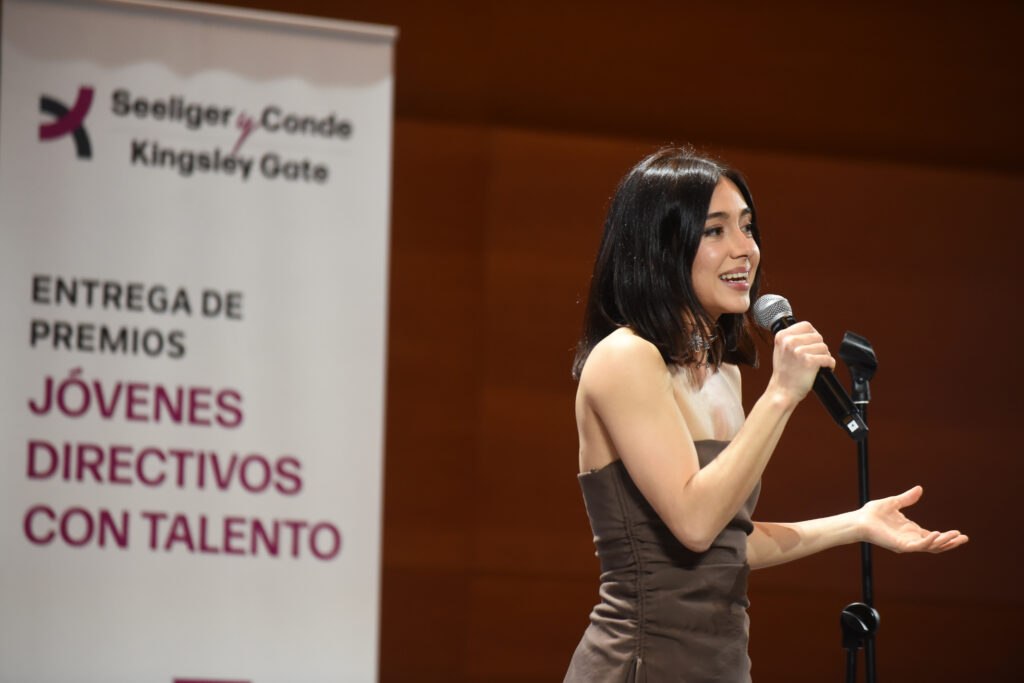 Nía Zalén deslumbra en la gala de jóvenes directivos de Seeliger y Conde